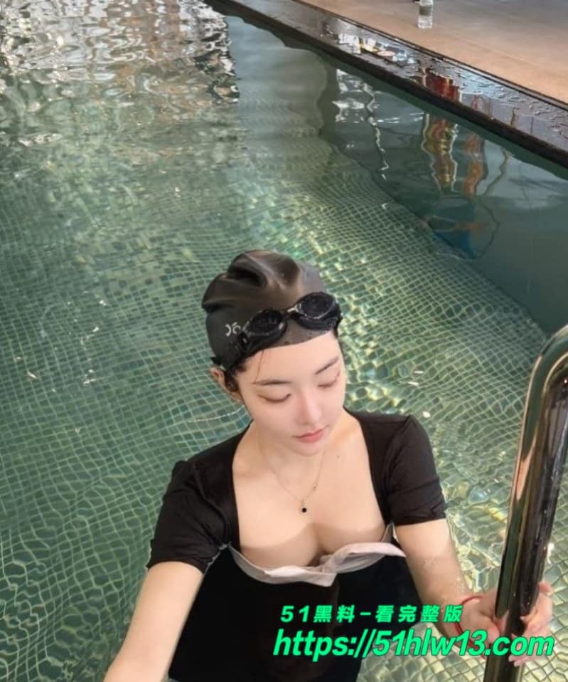 林薇平日里看着那么冷艳，私下穿黑丝被两男轮番操竟然这么浪 福利
