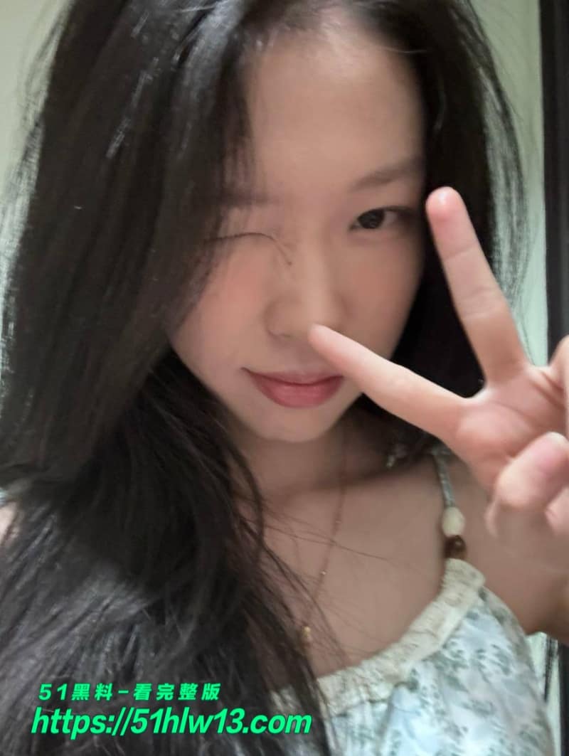 孙晓晴海南大二学妹流出，清纯长发少女私下反差太猛