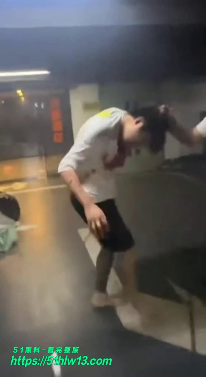 赵俊逸车库被精神小伙群殴满脸血视频流出这下真被打清醒了 车库冲突视频