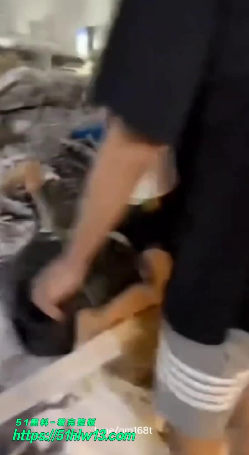 赵俊逸车库被精神小伙群殴满脸血视频流出这下真被打清醒了 吃瓜