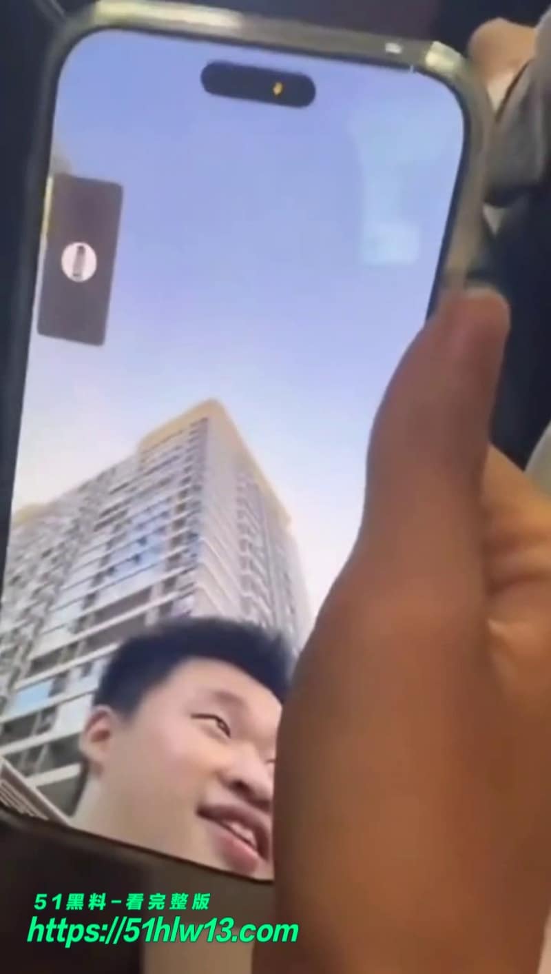赵俊逸车库被精神小伙群殴满脸血视频流出这下真被打清醒了 热搜