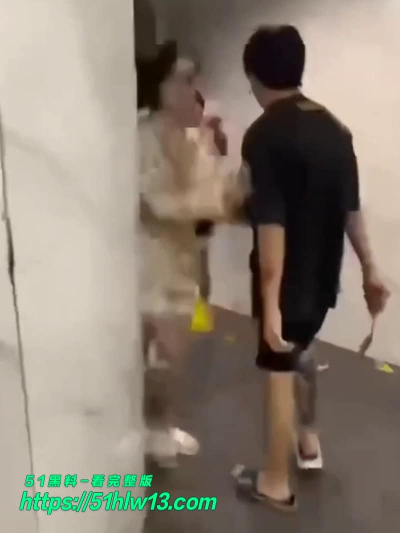 赵俊逸车库被精神小伙群殴满脸血视频流出这下真被打清醒了 赵俊逸被群殴