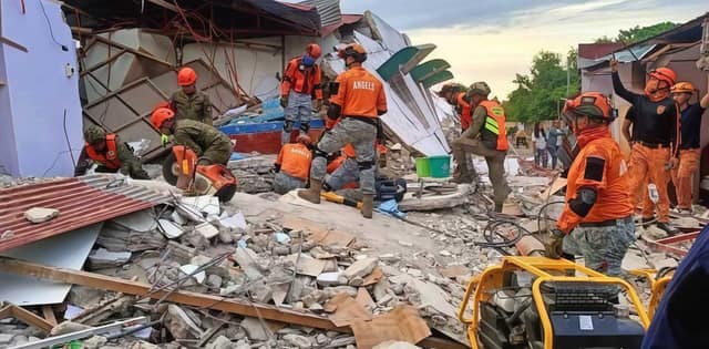 菲律宾8.2级强震突袭，棉兰老岛监控拍到建筑疯狂摇晃