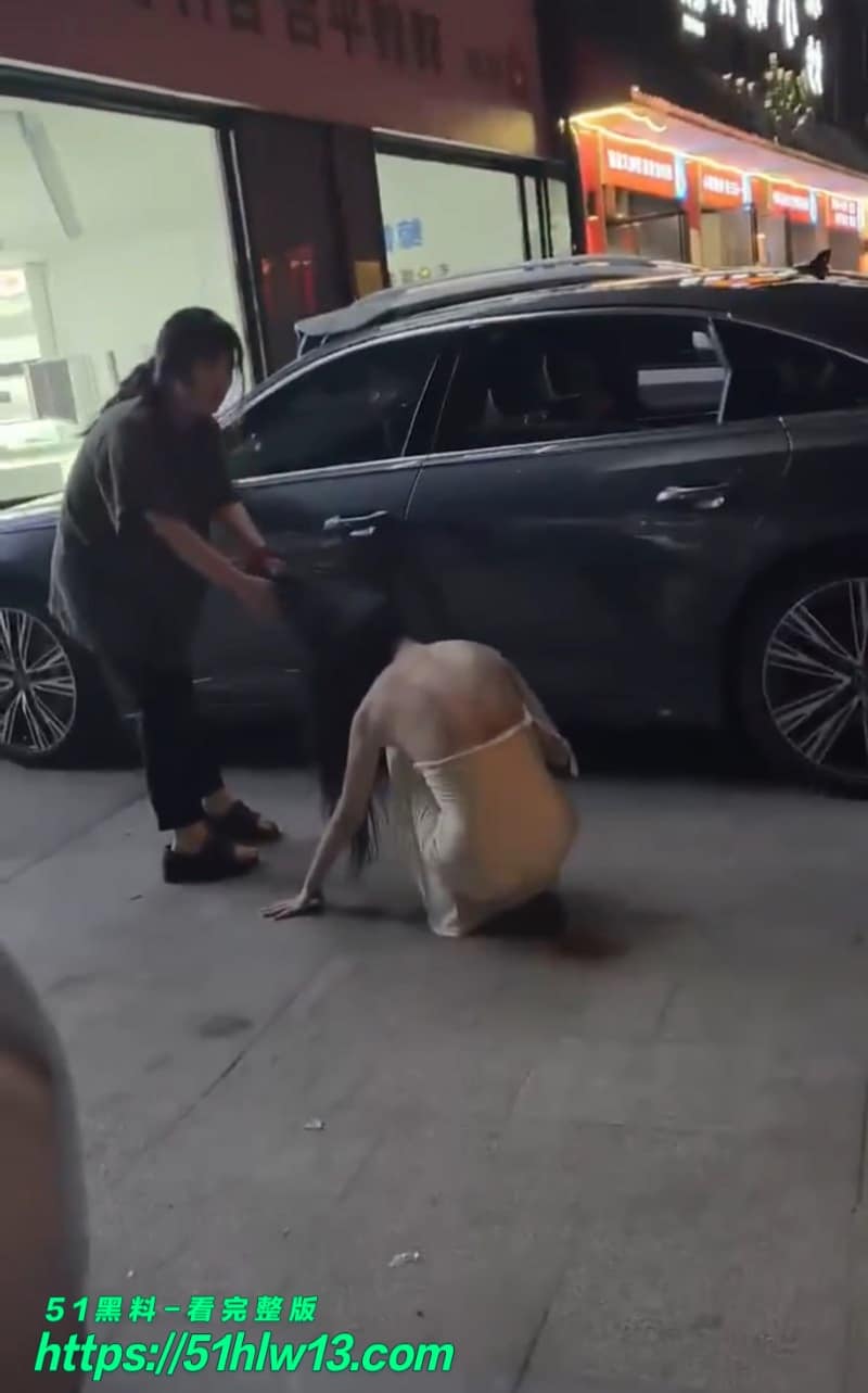 邵阳街头捉奸实录丨看着娇滴滴的白裙小三被原配拽头发拖行太狠了 街头抓小三
