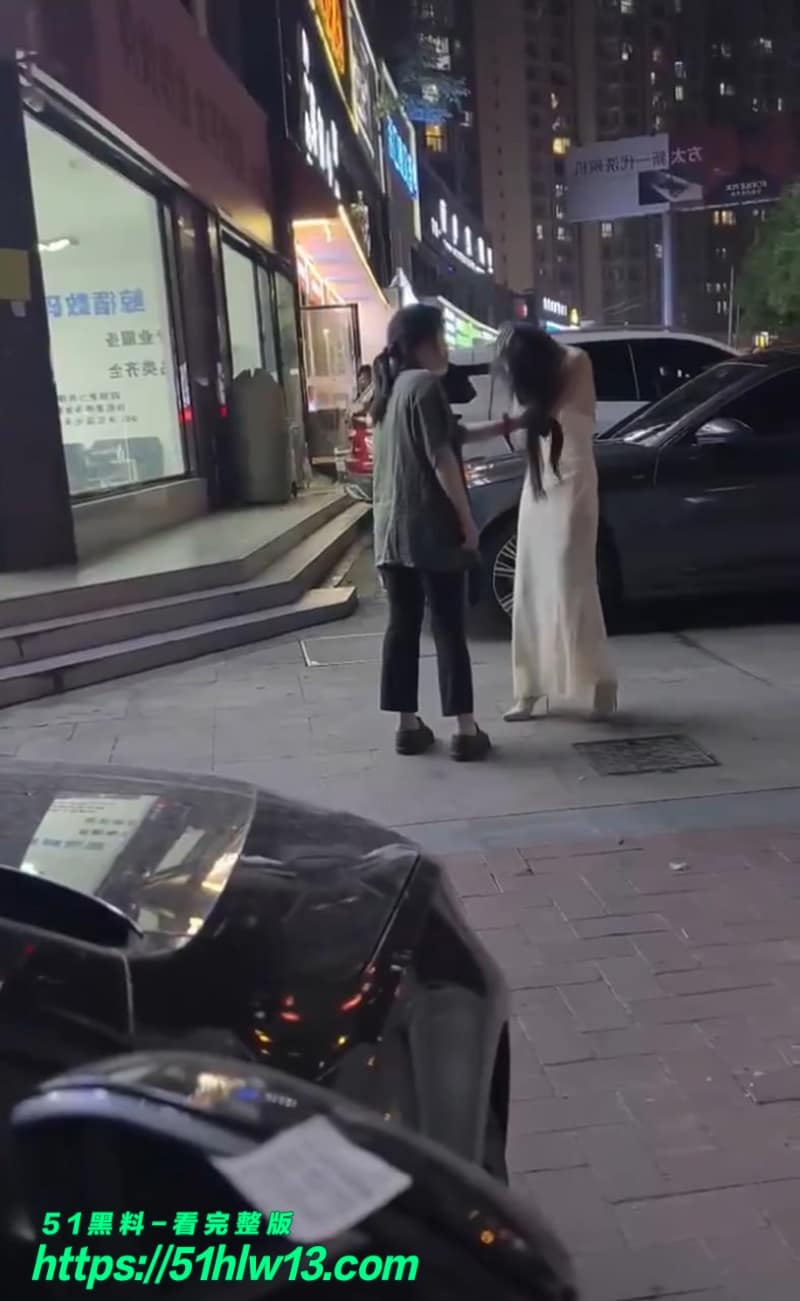 邵阳街头捉奸实录丨看着娇滴滴的白裙小三被原配拽头发拖行太狠了 真实捉奸现场
