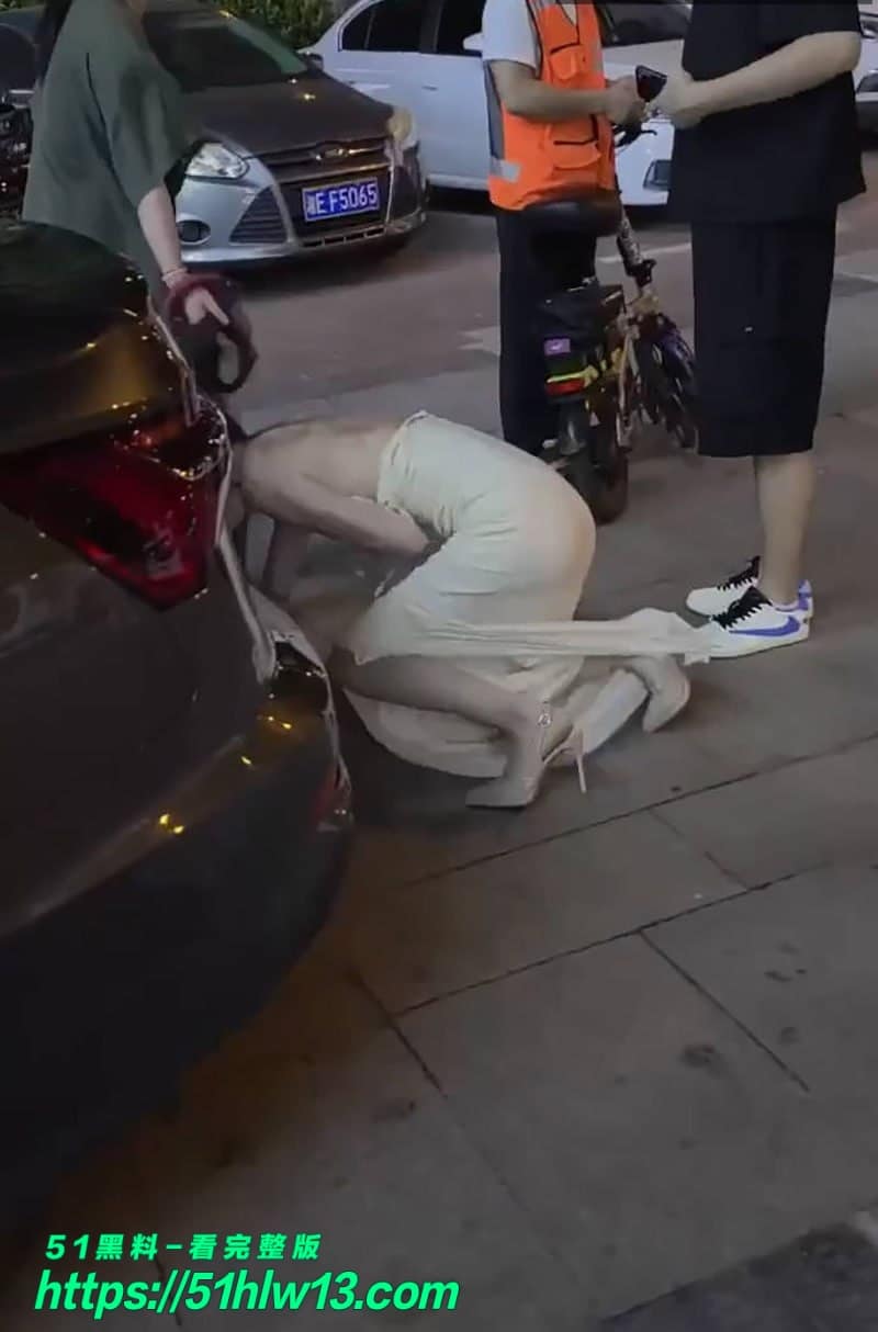 邵阳街头捉奸实录丨看着娇滴滴的白裙小三被原配拽头发拖行太狠了 湖南爆料