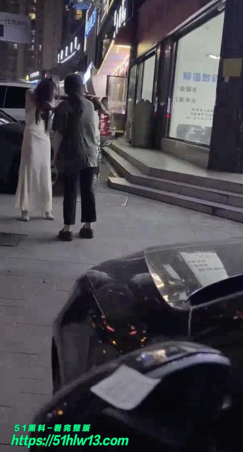邵阳街头捉奸实录丨看着娇滴滴的白裙小三被原配拽头发拖行太狠了 八卦