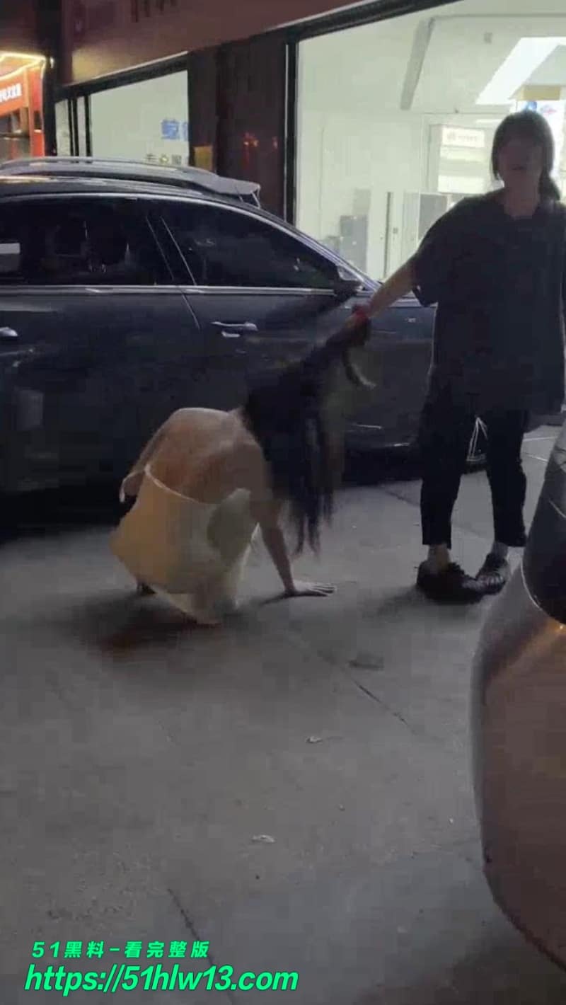 邵阳街头捉奸实录丨看着娇滴滴的白裙小三被原配拽头发拖行太狠了 反差
