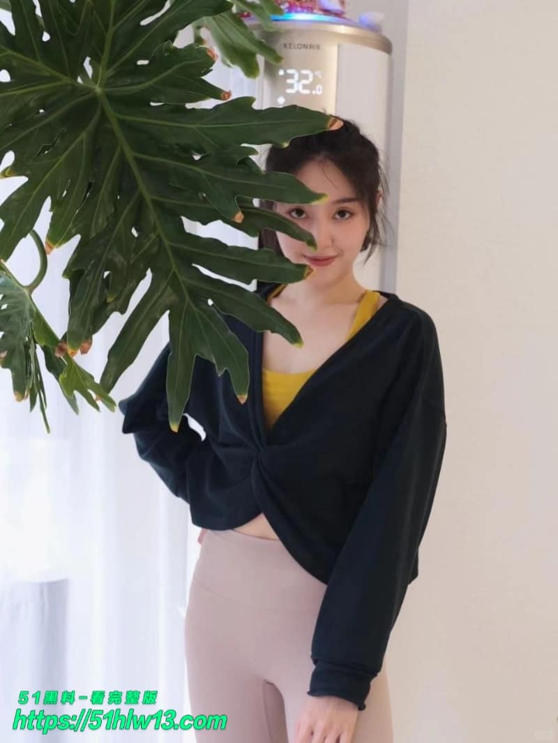 西南交大舞蹈生人设崩塌丨台上清纯优雅私下换制服被金主无套猛操 反差