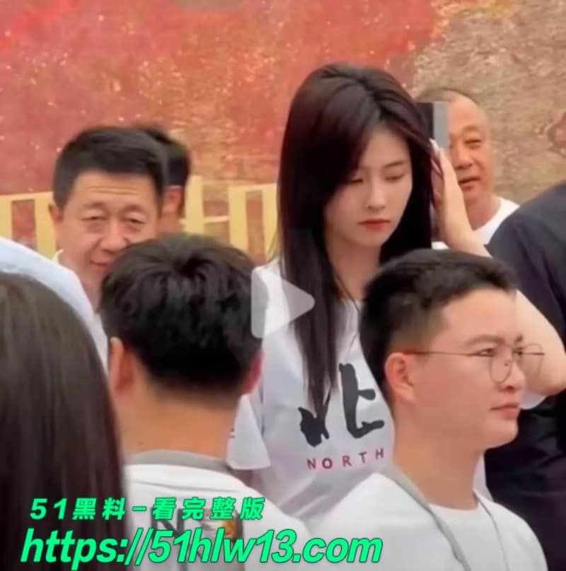 白鹿牵手江苏文投前董事长王洪俊深夜逛街被拍反差太大了 娱乐圈爆料