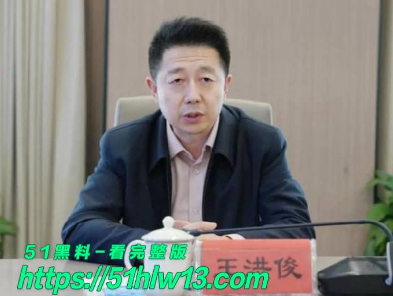 白鹿牵手江苏文投前董事长王洪俊深夜逛街被拍反差太大了 明星八卦