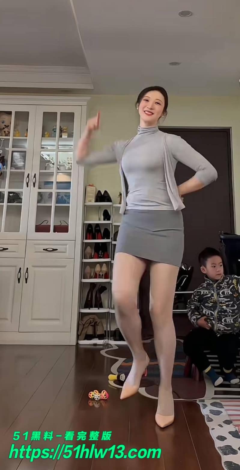 在在吗这波露脸自慰真是绝了，人妻人设在粗大道具面前瞬间崩塌 人妻自慰