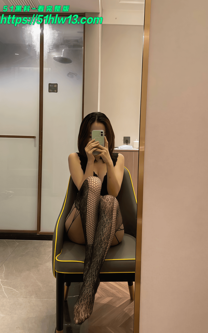 舞蹈学院反差女神私密视频流出，皮带拴脖跪地顶屁股细节太野 酒店私拍