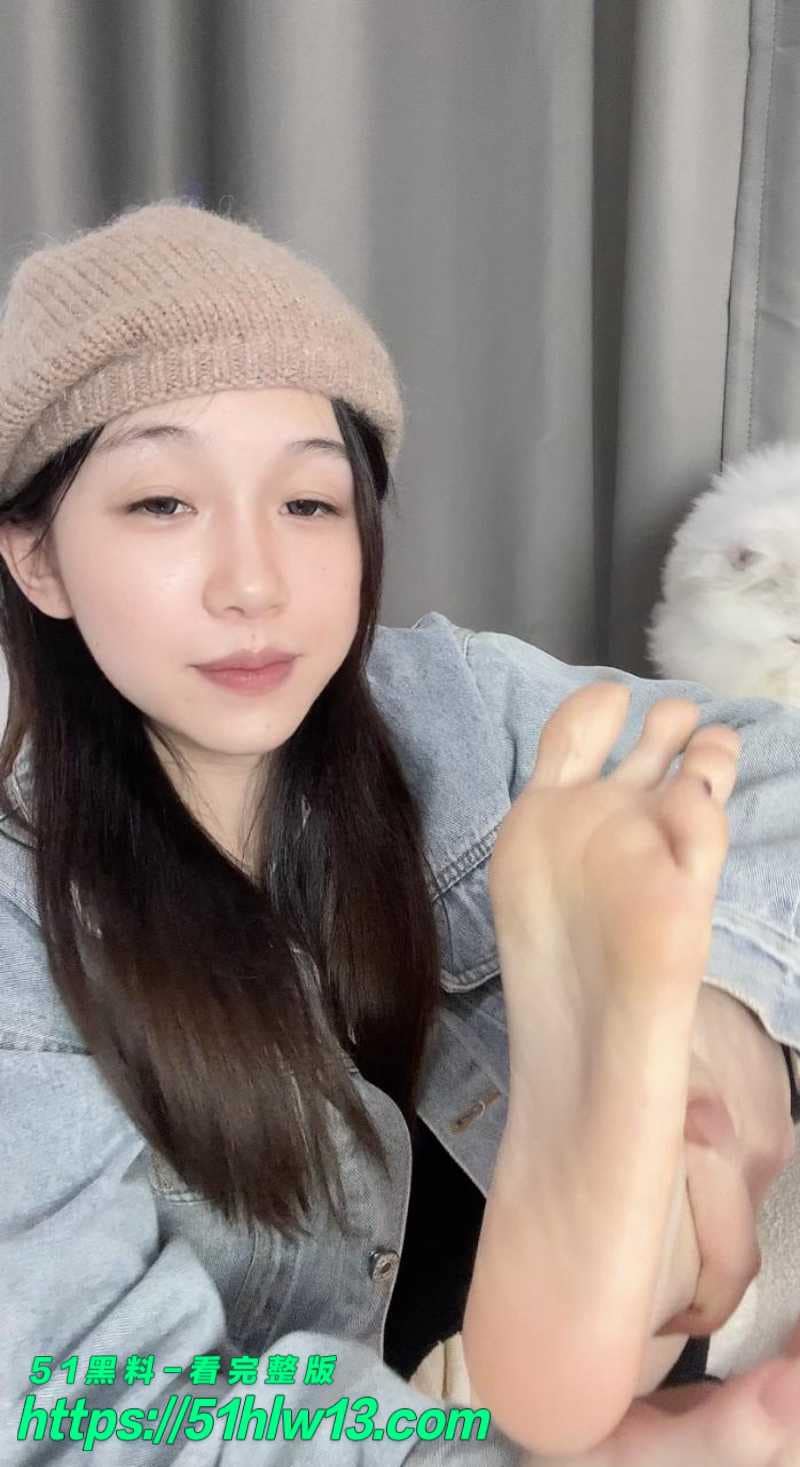 别拔虎牙黑丝舔脚福利大秀脚趾灵活勾动被玩到眼神失控 舔脚视频