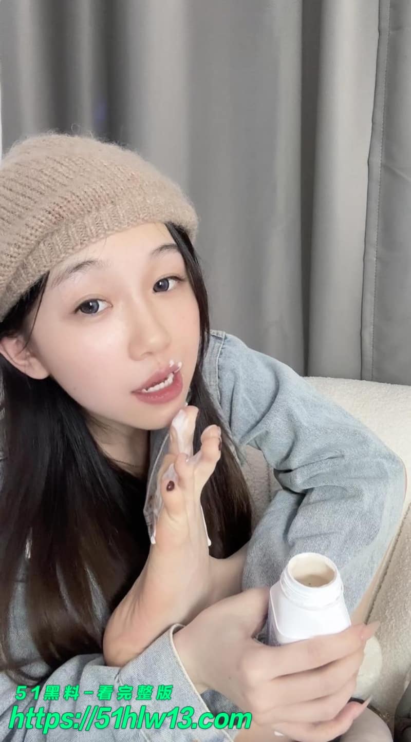 别拔虎牙黑丝舔脚福利大秀脚趾灵活勾动被玩到眼神失控 美足诱惑