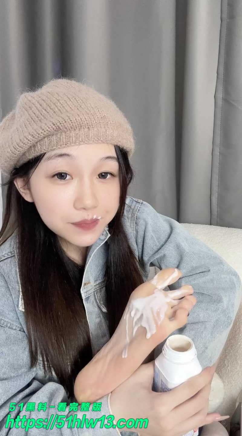 别拔虎牙黑丝舔脚福利大秀脚趾灵活勾动被玩到眼神失控 黑丝足控