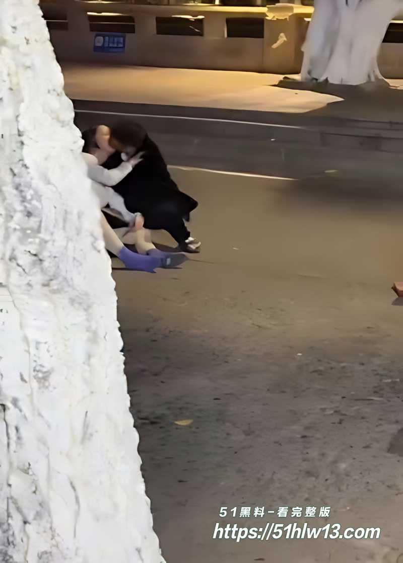 夜街野合醉酒男猛操短裙女丨背靠树干直接开干这画面太野了 福利