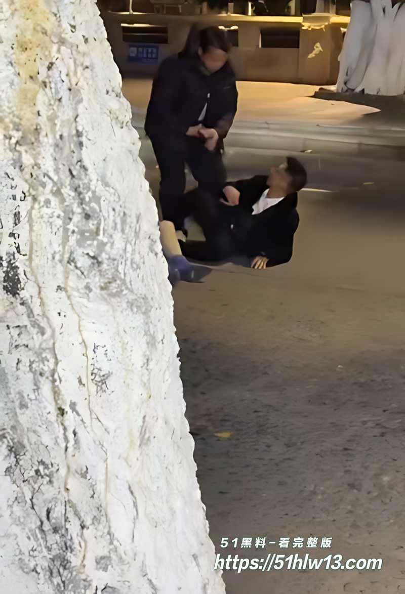 夜街野合醉酒男猛操短裙女丨背靠树干直接开干这画面太野了 树干爆操