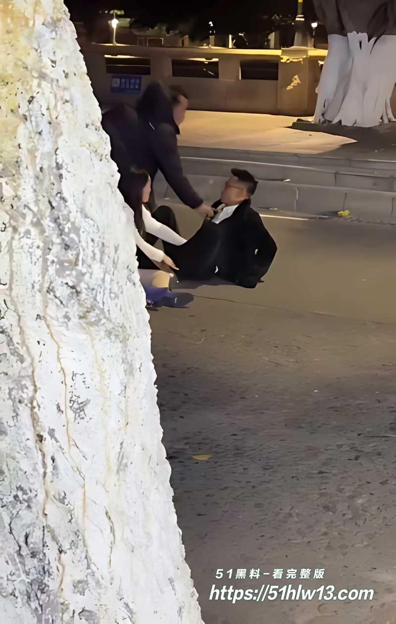 夜街野合醉酒男猛操短裙女丨背靠树干直接开干这画面太野了 肉身硬碰硬