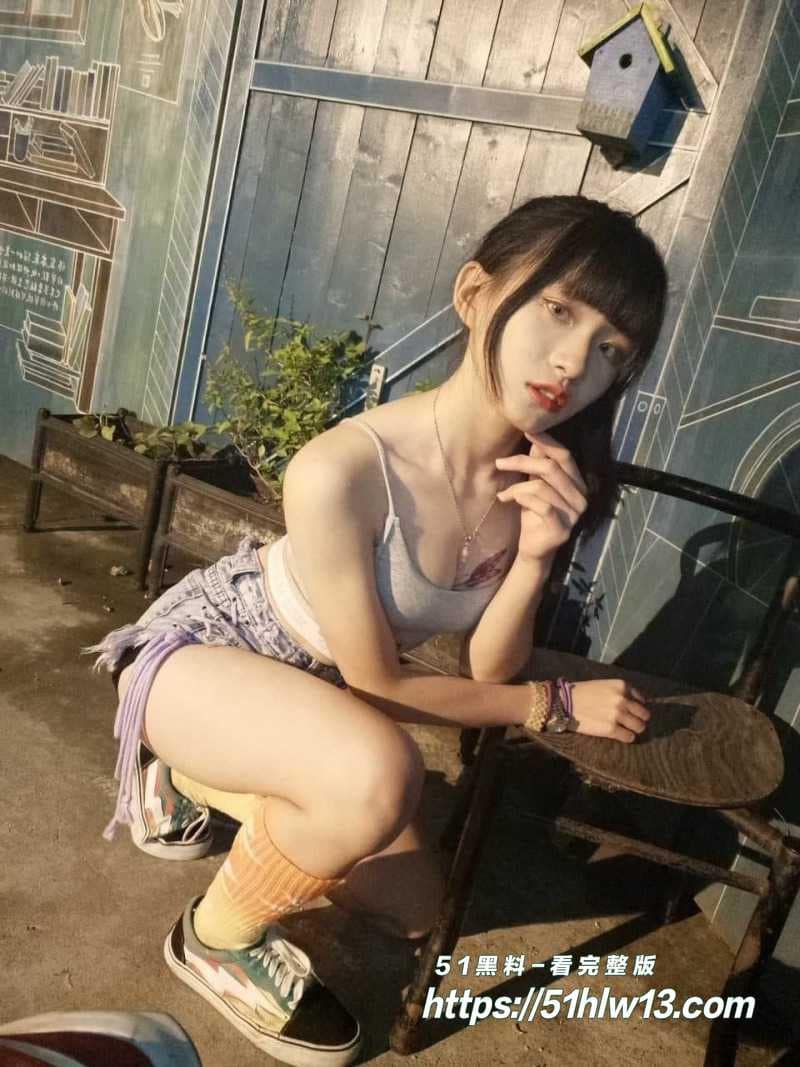 台湾嫩妹卧室私密视频流出丨粉色蕾丝低角度拍得太绝了 网红爆料