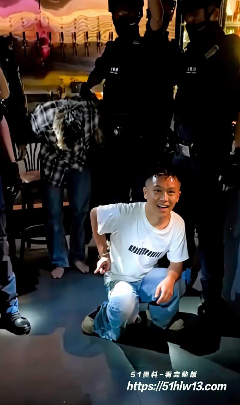 巴中精神小伙硬刚警察，棍子舞得虎虎生风掏枪秒怂 反差实锤
