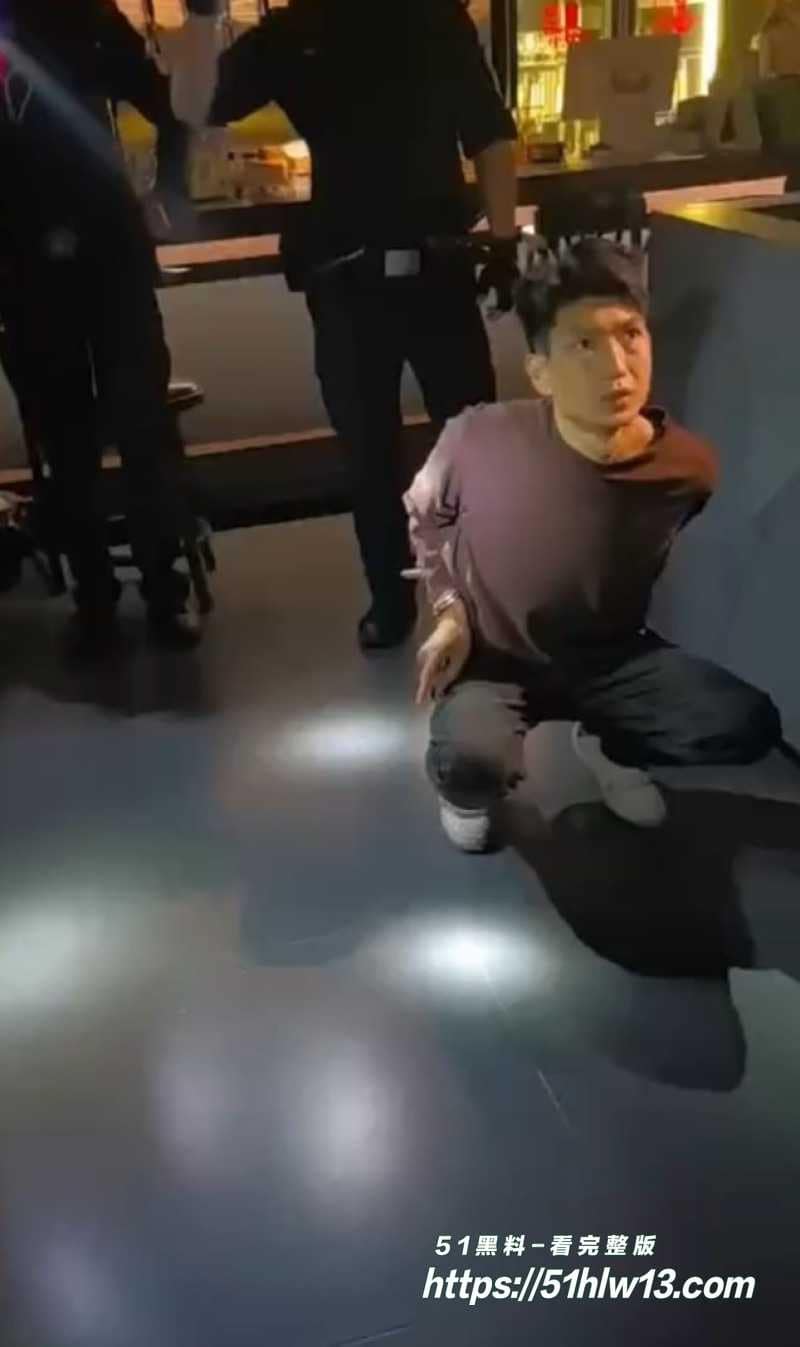 巴中精神小伙硬刚警察，棍子舞得虎虎生风掏枪秒怂 热搜