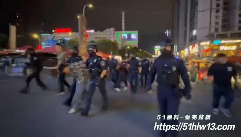 巴中精神小伙硬刚警察，棍子舞得虎虎生风掏枪秒怂 反差
