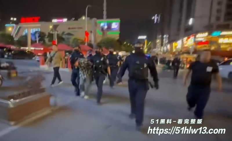 巴中精神小伙硬刚警察，棍子舞得虎虎生风掏枪秒怂 街头袭警