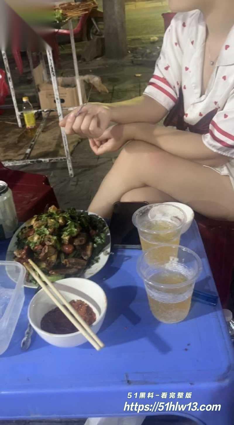 闷骚嫂子睡衣被掀开无套后入被顶到眼神失控淫水顺腿根狂流 爆料
