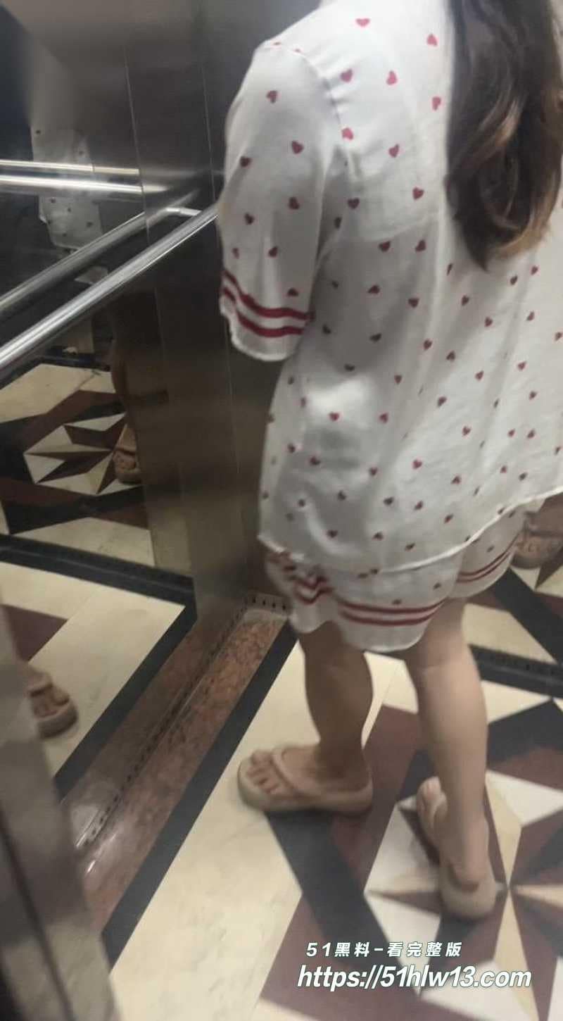 闷骚嫂子睡衣被掀开无套后入被顶到眼神失控淫水顺腿根狂流 大排档爆料