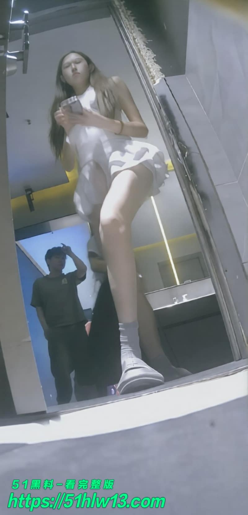 夜总会小姐厕拍高清流出脸逼同框浓密阴毛被拍到尿尿瞬间