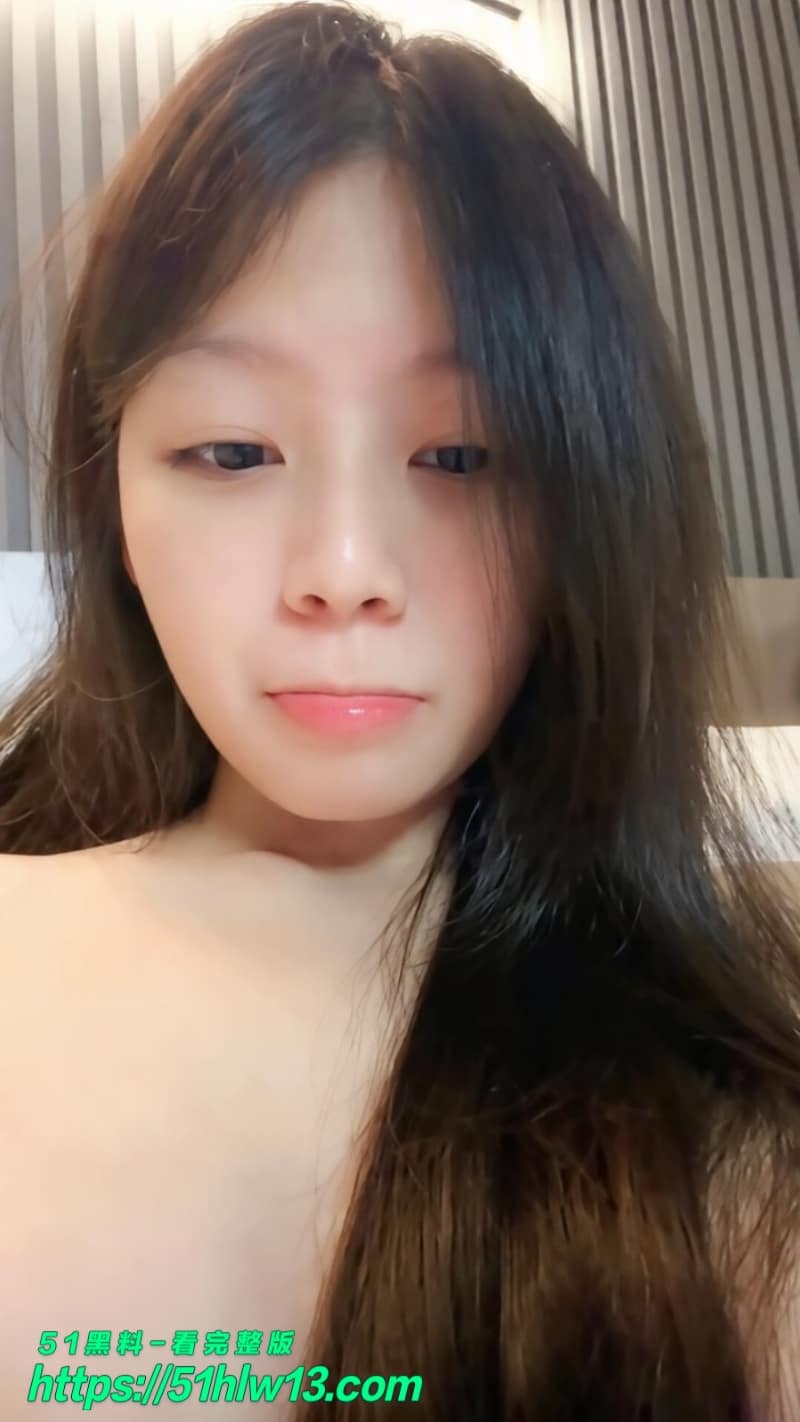 冷白皮精神小妹下海新作丨台上甜美清纯私下被猛操到眼神迷离 微胖巨乳