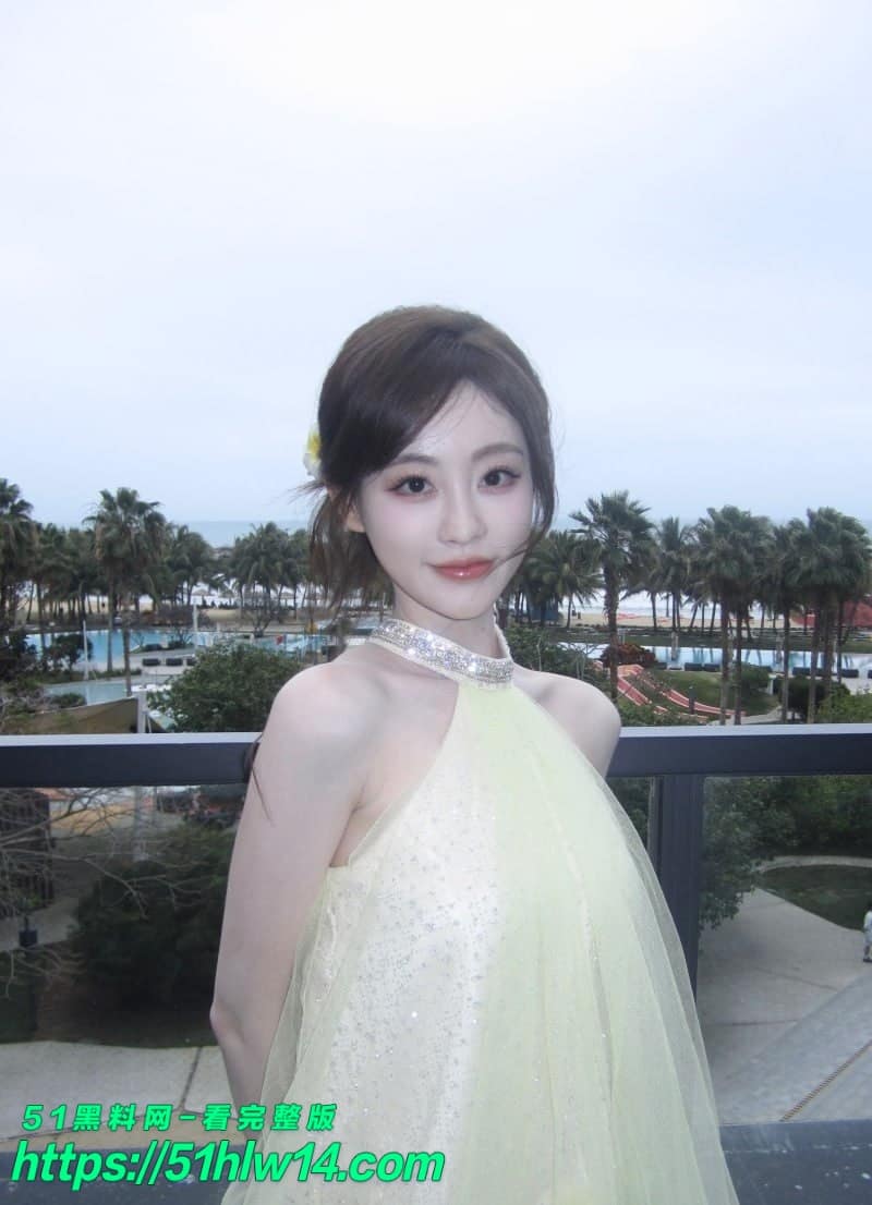 江西大学生蒋小小白天黄裙纯欲比心晚上跪舔金主反差太猛 校园女神