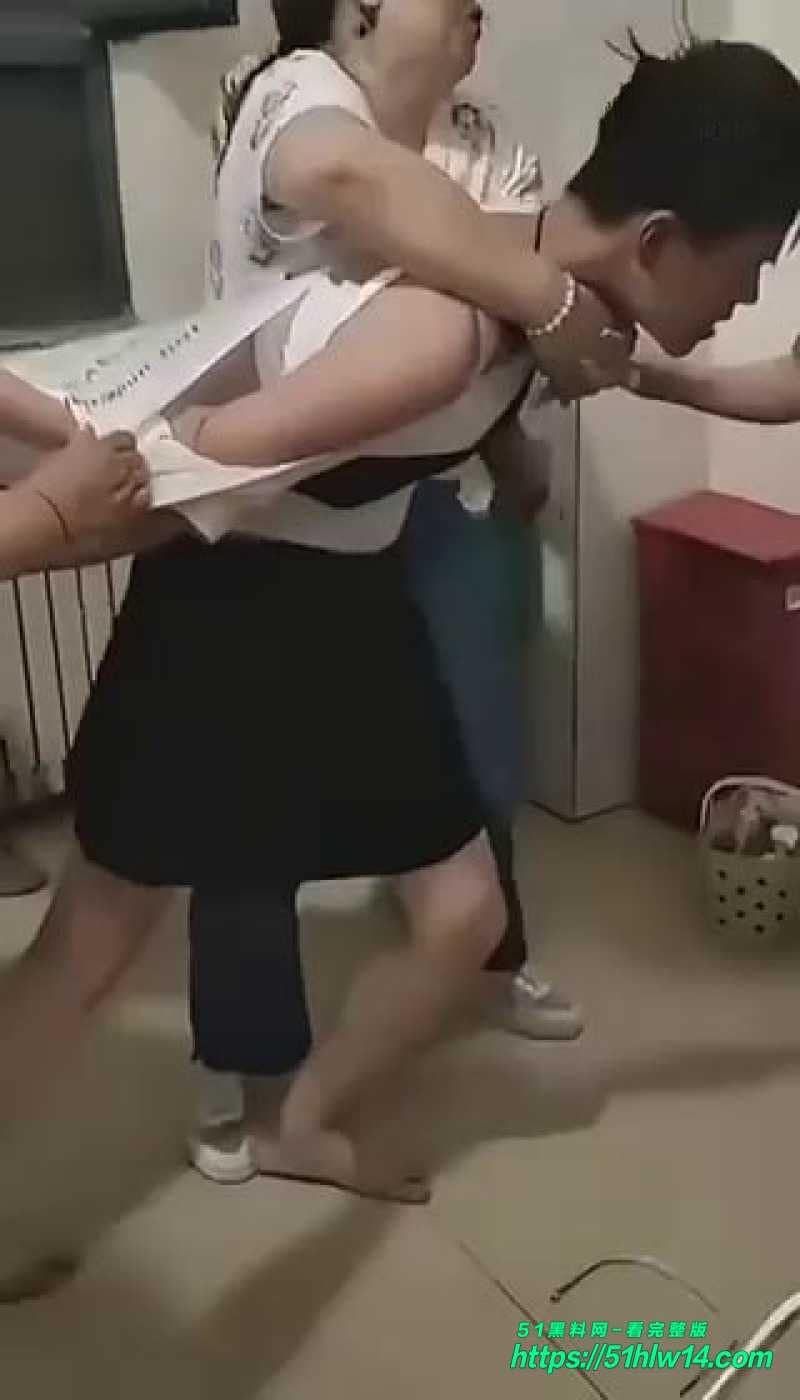 女浴室偷拍被抓实录丨男扮女装反差被彪悍女生死死制服 推特
