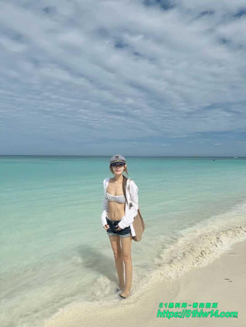 高颜值御姐车内湿身这波反差我是真没绷住，跪在副驾深喉太顶了 福利
