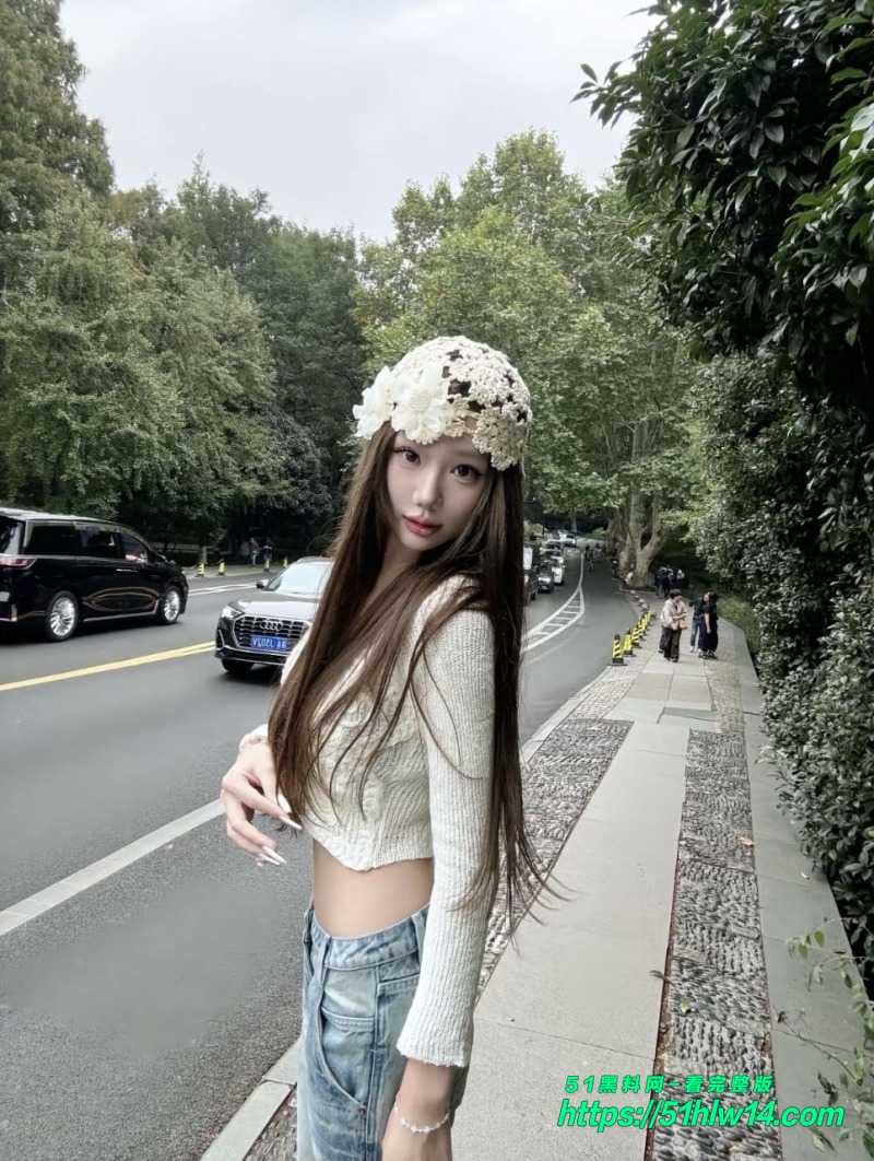 高颜值御姐车内湿身这波反差我是真没绷住，跪在副驾深喉太顶了 深喉口交