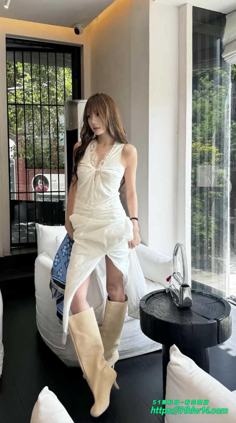 高颜值御姐车内湿身这波反差我是真没绷住，跪在副驾深喉太顶了 网红