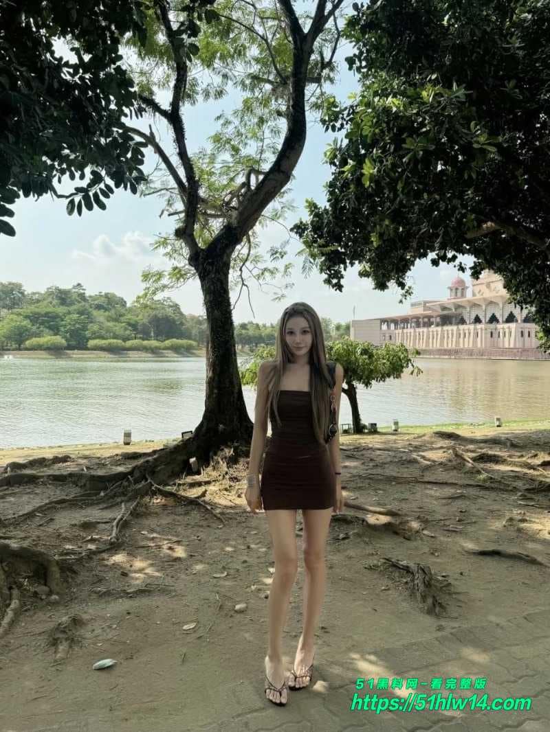 高颜值御姐车内湿身这波反差我是真没绷住，跪在副驾深喉太顶了