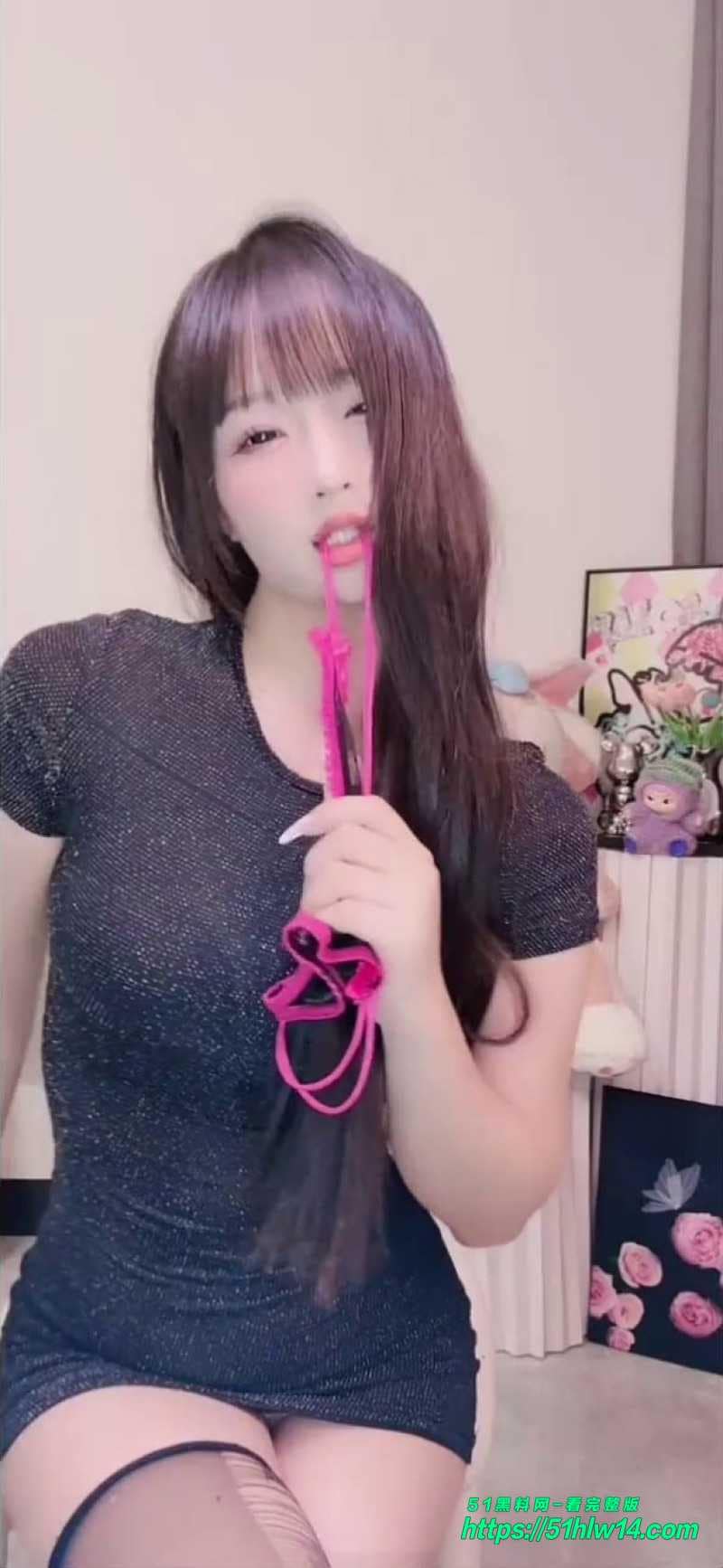 小企鹅付费定制内幕起底，黑丝御姐反差尺度太顶 私拍视频