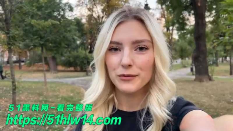 欧美金发美女公园偶遇陌生男，厕所狭小空间被猛操得快断气了 狂野性爱视频
