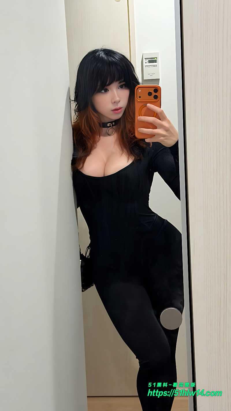 Sweetiefox私密视频流出丨跪姿深喉后翘臀被狂打桩太顶了 欧美
