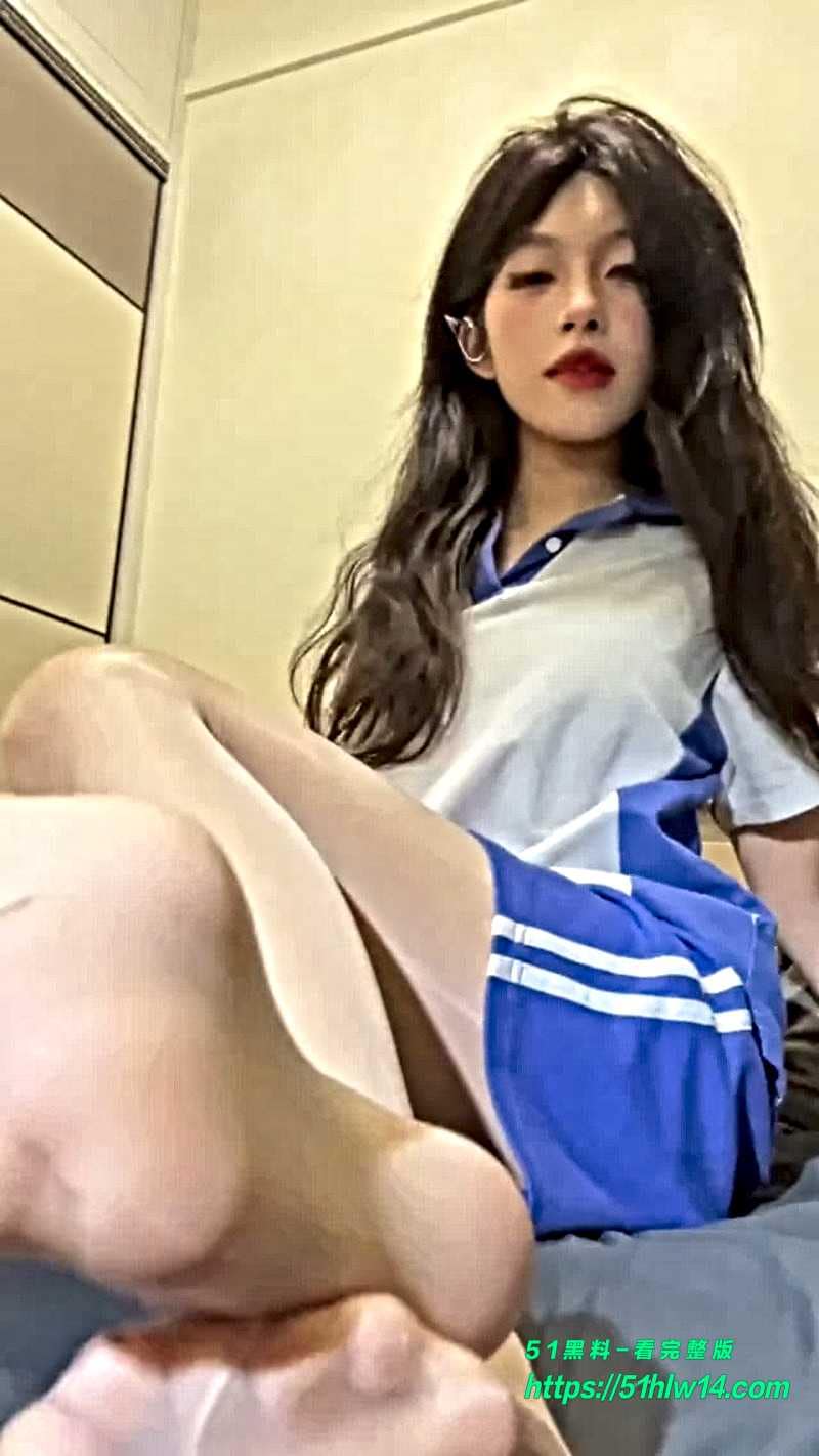 晴天小猪台前扮纯情校花，私下定制私拍玩美脚反差这么大 网红