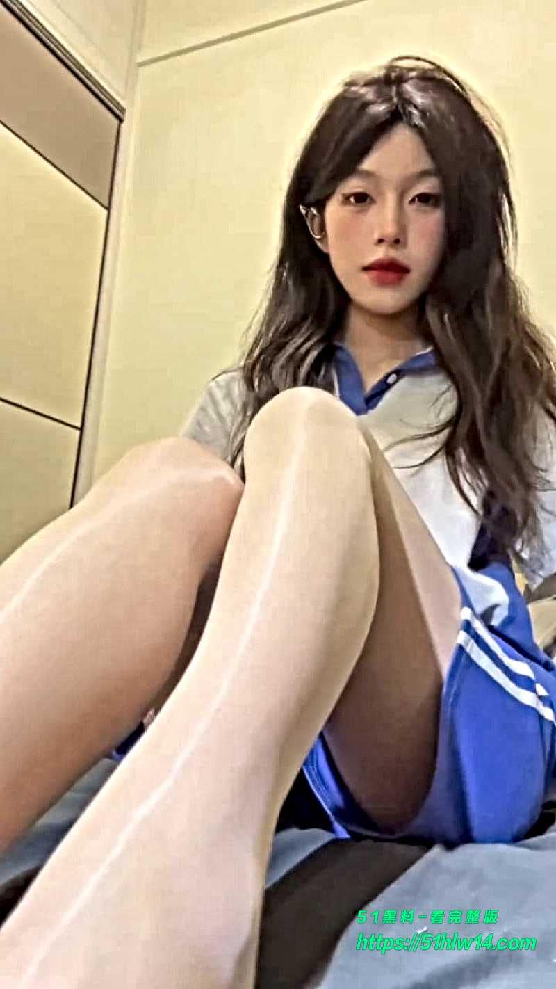 晴天小猪台前扮纯情校花，私下定制私拍玩美脚反差这么大 福利