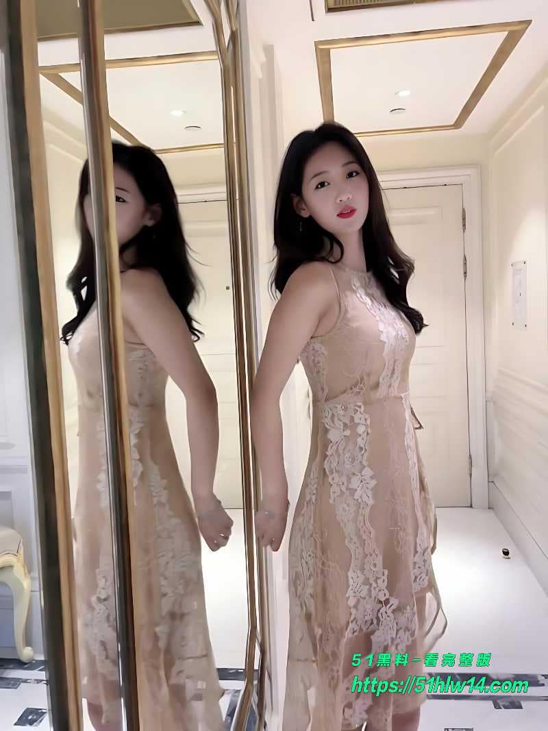 唐安琪米色蕾丝裙底风光逐帧解说被美腿和内裤勾走魂