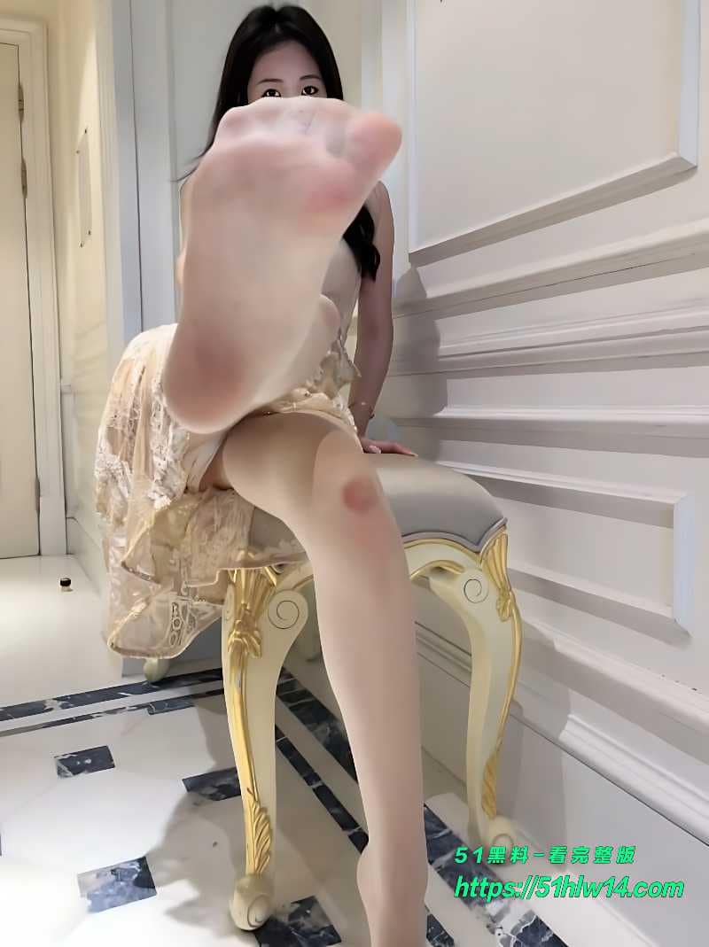 唐安琪米色蕾丝裙底风光逐帧解说被美腿和内裤勾走魂 福利写真