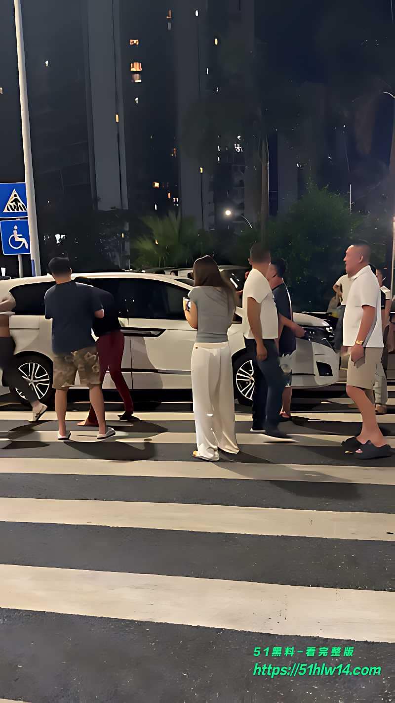 街头斗殴这波太离谱丨几个大哥打成一团，好心劝架的小姐姐惨遭误伤满脸血 爆料