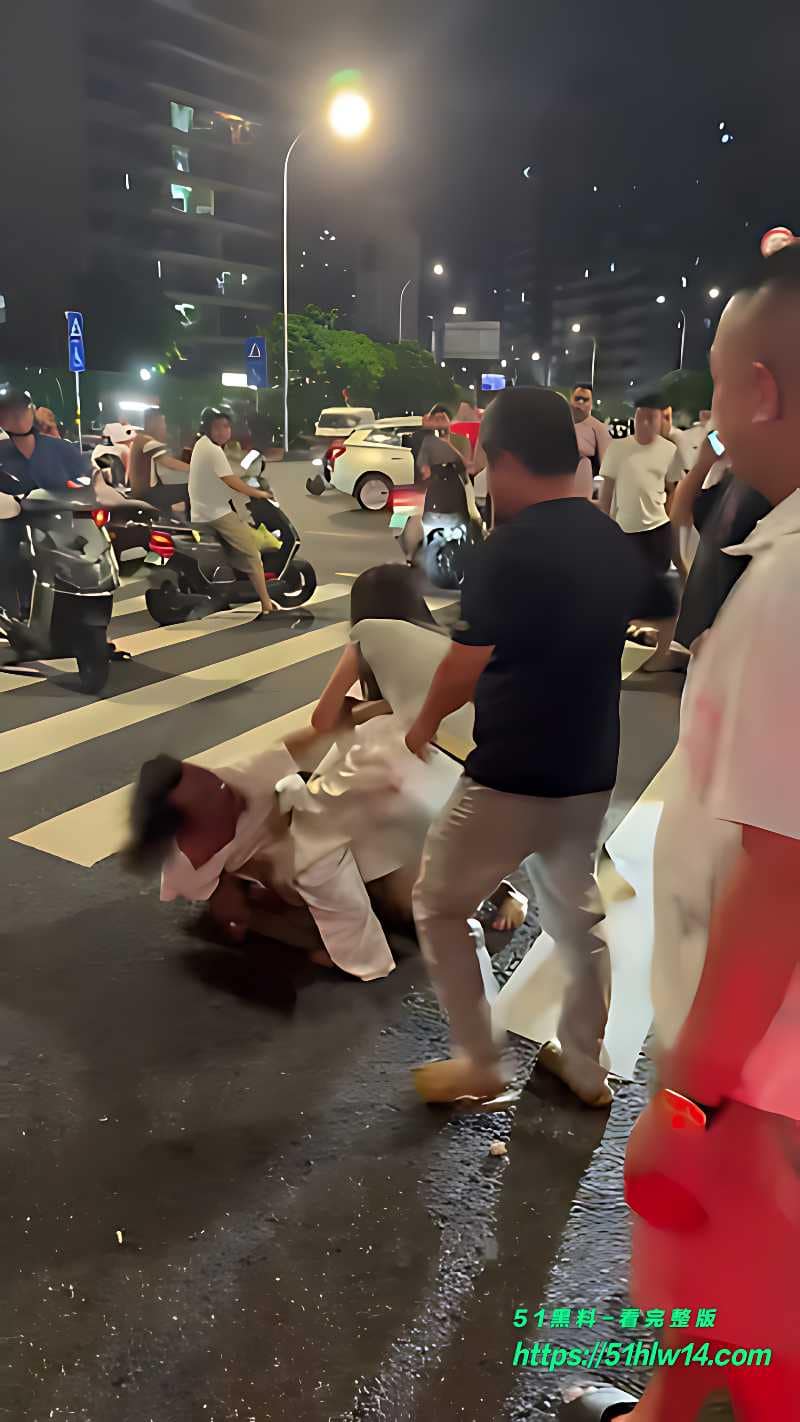 街头斗殴这波太离谱丨几个大哥打成一团，好心劝架的小姐姐惨遭误伤满脸血 奇闻