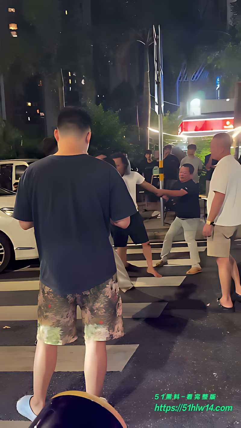 街头斗殴这波太离谱丨几个大哥打成一团，好心劝架的小姐姐惨遭误伤满脸血 误伤劝架