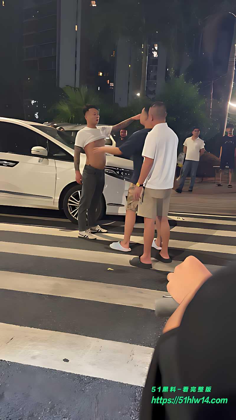 街头斗殴这波太离谱丨几个大哥打成一团，好心劝架的小姐姐惨遭误伤满脸血 热搜