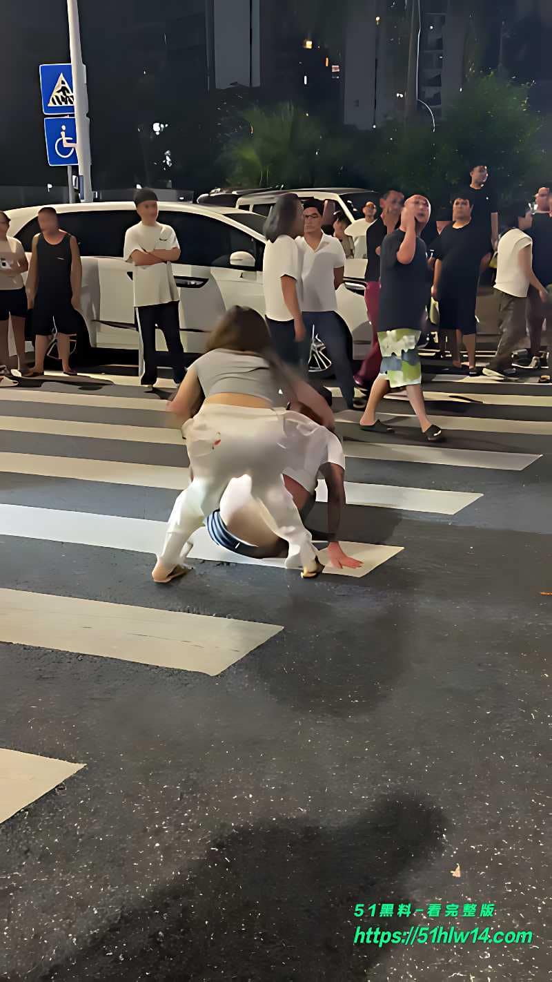 街头斗殴这波太离谱丨几个大哥打成一团，好心劝架的小姐姐惨遭误伤满脸血